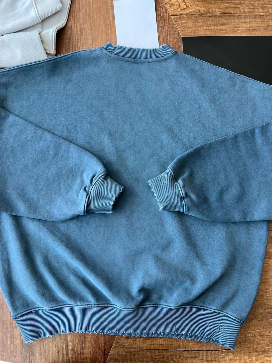 Sudadera efecto lavado con rib erosionados